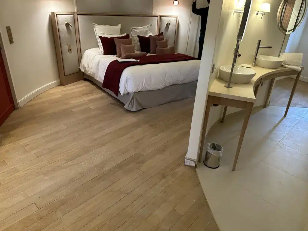 Chambre d'hôtel - pose de parquet en bois - pose traditionnelle