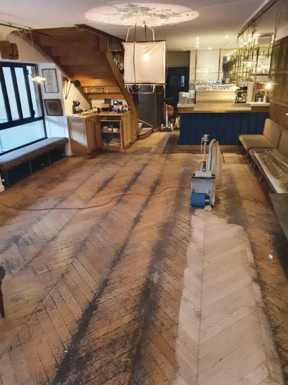 Rénovation bar de dijon - parquet en point de Hongrie - avant rénovation